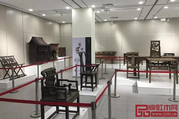 晋作家具既有明式家具的简约的造型,又涵盖了清式家具的精雕细琢,发展出刚柔兼并的艺术风格 晋作家具既有明式家具的简约的造型,又涵盖了清式家具的精雕细琢,发展出刚柔兼并的艺术风格