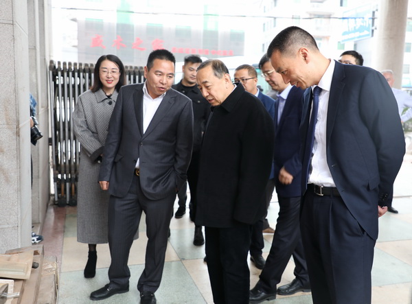 国家人力资源和社会保障部原党组副书记、副部长杨志明(右二)在东阳市副市长蒋震雷(右一)等一行人陪同下亲临国祥红木生产车间参观 国家人力资源和社会保障部原党组副书记、副部长杨志明(右二)在东阳市副市长蒋震雷(右一)等一行人陪同下亲临国祥红木生产车间参观