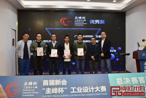 灵艺阁斗牛棋牌获优秀奖(右四) 灵艺阁斗牛棋牌获优秀奖(右四)