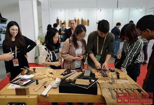 展会现场的筷子制作体验 展会现场的筷子制作体验