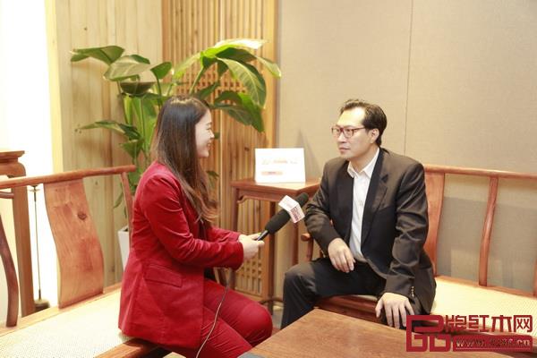 明清家具收藏家、香港古董商蒋念慈（右）在接受品牌红木网专访