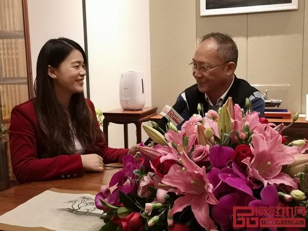 中国传统工艺大师、鲁班木艺董事长李爱金（右）在鲁班木艺羊城新店内接受采访