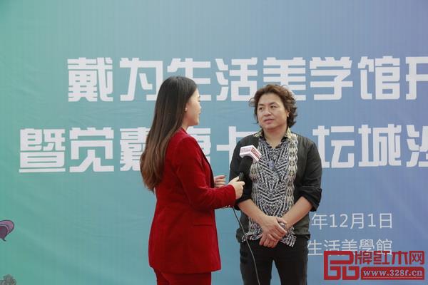 “戴为红木”、“戴为尤品”品牌创始人戴爱国(右)接受品牌红木网记者采访 “戴为红木”、“戴为尤品”品牌创始人戴爱国(右)接受品牌红木网记者采访