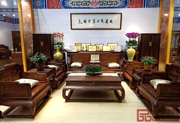 孔连红木35年来秉承“宫廷家具，为民所用”的理念，致力为消费者打造一无二的红木文化居室