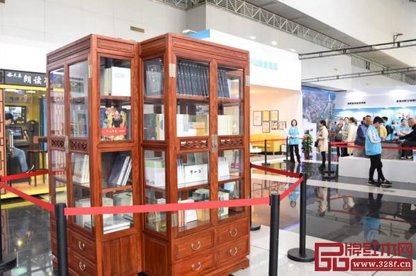  用红木制作的书柜