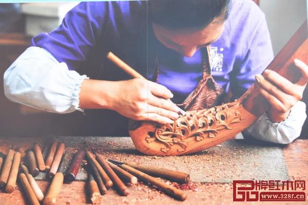  红木家具雕刻创作时的工作照