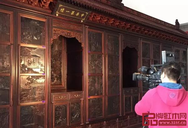 作品问世以来,许多媒体慕名到吴腾飞艺术馆采访“中华第一柜” 作品问世以来,许多媒体慕名到吴腾飞艺术馆采访“中华第一柜”