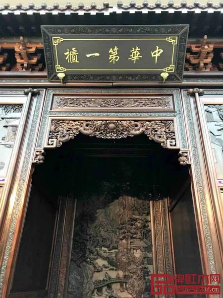 《中华耕织世纪大柜》正面中心位置 《中华耕织世纪大柜》正面中心位置