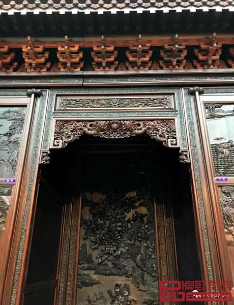 《中华耕织世纪大柜》背面中心位置——对古建筑元素的应用与正面形成呼应 《中华耕织世纪大柜》背面中心位置——对古建筑元素的应用与正面形成呼应