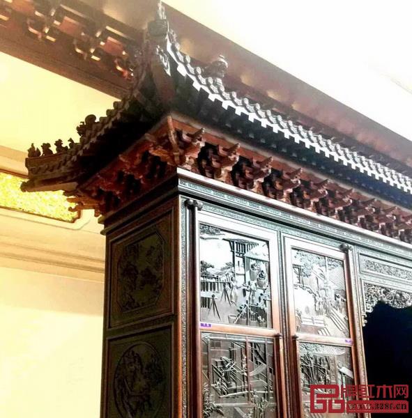 《中华耕织世纪大柜》在结构布局中运用至高级别的设计礼节元素——皇族歇山顶、佛门须弥座,突出弘扬传统主流文化 《中华耕织世纪大柜》在结构布局中运用至高级别的设计礼节元素——皇族歇山顶、佛门须弥座,突出弘扬传统主流文化