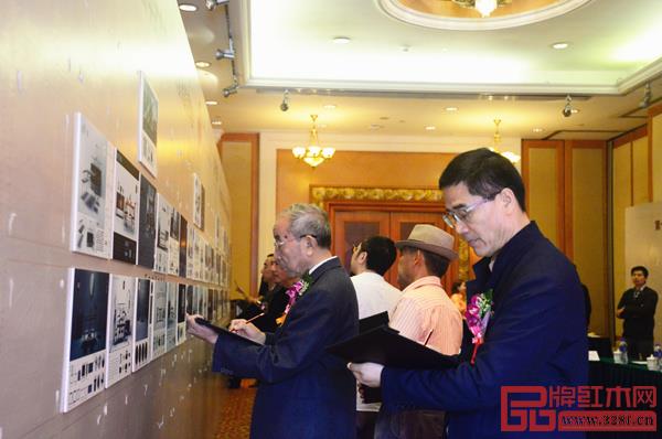 专家评审团对参赛作品进行评分 专家评审团对参赛作品进行评分