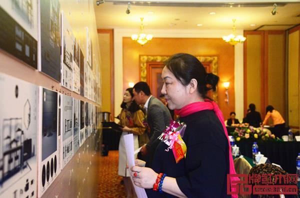 专家评审团对参赛作品进行评分 专家评审团对参赛作品进行评分