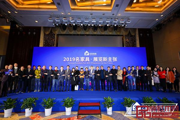 与会领导嘉宾在发布会现场合影留念 与会领导嘉宾在发布会现场合影留念
