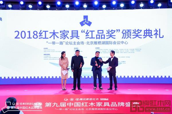 双洋红木董事长王海洋(右二）接受中央电视台知名主持人赵保乐的采访