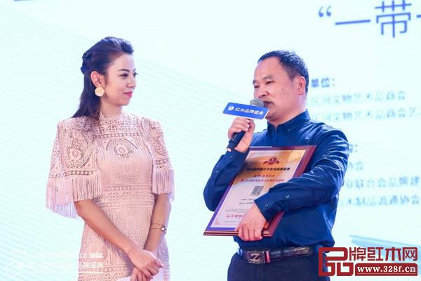 雅典红木董事长包海深接受广东电视台主持人央金的采访 雅典红木董事长包海深接受广东电视台主持人央金的采访