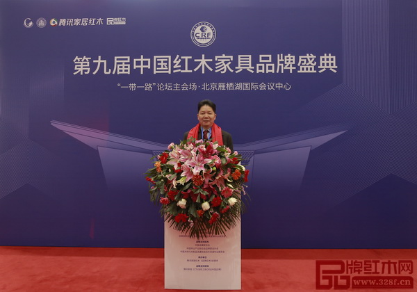刘胜长(左二)在盛典现场与全国工商联第十一届执委、全联民间文物艺术品商会特约会长宋建文(右二),中国收藏家协会副会长维佳(左三),全联艺术红木家具专业委员会执行会长、腾讯家居红木频道总编、弘木传媒CEO林伟华(右)合影留念 刘胜长(左二)在盛典现场与全国工商联第十一届执委、全联民间文物艺术品商会特约会长宋建文(右二),中国收藏家协会副会长维佳(左三),全联艺术红木家具专业委员会执行会长、腾讯家居红木频道总编、弘木传媒CEO林伟华(右)合影留念