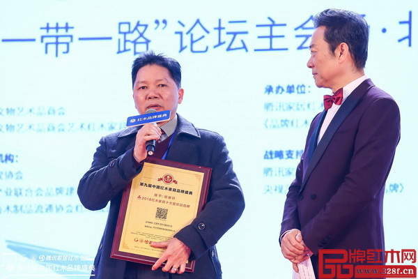 顺泰轩董事长刘胜长(左)在盛典现场接受这中央电视台著名主持人赵保乐(右)采访 顺泰轩董事长刘胜长(左)在盛典现场接受这中央电视台著名主持人赵保乐(右)采访