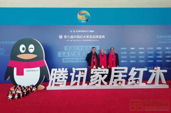 红博城副总经理林志洪（左一）在品牌盛典现场留影