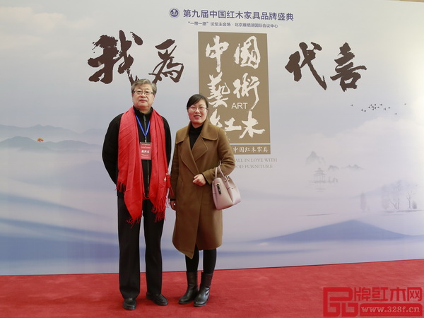 富雅红木楼总经理刘润谦(左)与富雅红木楼入驻高端品牌——巧夺天工北京营销经理葛芹莉(右)在盛典现场留影 富雅红木楼总经理刘润谦(左)与富雅红木楼入驻高端品牌——巧夺天工北京营销经理葛芹莉(右)在盛典现场留影