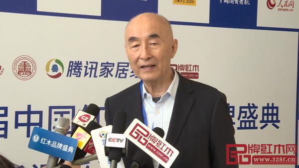 中国传统工艺大师、泰和园董事长邵湘文在接受采访时表示,泰和园让传统手艺时尚化,符合新东方的审美情趣 中国传统工艺大师、泰和园董事长邵湘文在接受采访时表示,泰和园让传统手艺时尚化,符合新东方的审美情趣