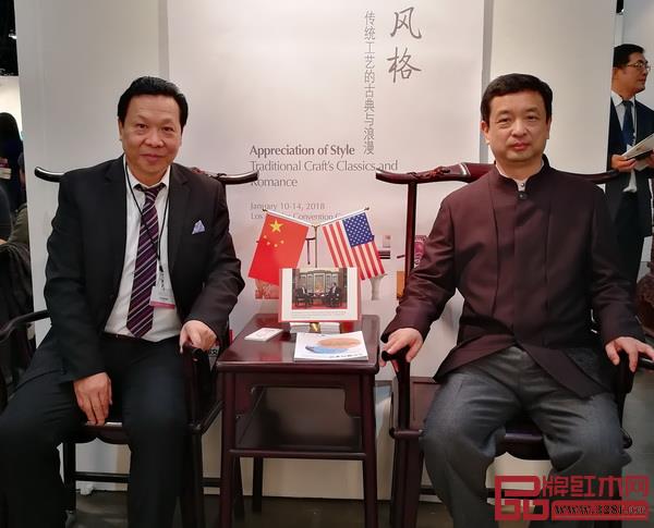 美国洛杉矶国际艺术博览会中国国家展暨首届当代经典红木家具中美交流展上,中国驻洛杉矶总领馆文化参赞古今(右)与红宝轩董事长曹兆庭于《辉煌腾达休闲椅》上合影 美国洛杉矶国际艺术博览会中国国家展暨首届当代经典红木家具中美交流展上,中国驻洛杉矶总领馆文化参赞古今(右)与红宝轩董事长曹兆庭于《辉煌腾达休闲椅》上合影