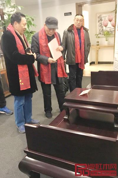 中国传统工艺作品“云工奖”组委会专家现场审评曹兆庭设计的《大明雅韵·三围独板外翻马蹄罗汉床》 中国传统工艺作品“云工奖”组委会专家现场审评曹兆庭设计的《大明雅韵·三围独板外翻马蹄罗汉床》