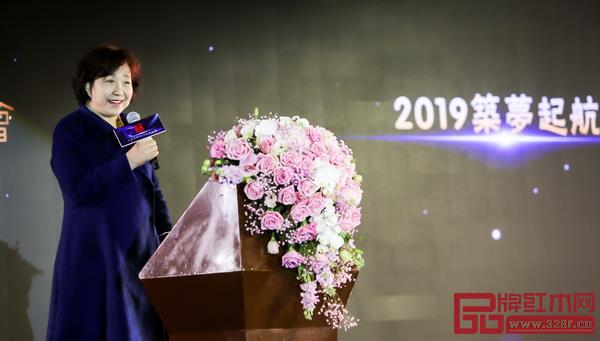 戴为红木合伙人、泓文博雅艺术馆馆长潘海英致词 戴为红木合伙人、泓文博雅艺术馆馆长潘海英致词