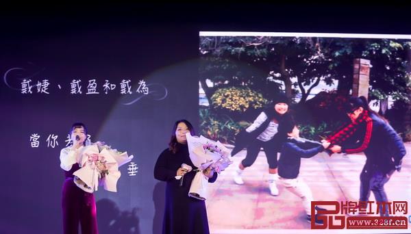 年会上最为感人的节目当属,特邀嘉宾戴盈以及关清燊带来合唱《只怕不够时间看你白头》以及《当你老了》两首歌曲 年会上最为感人的节目当属,特邀嘉宾戴盈以及关清燊带来合唱《只怕不够时间看你白头》以及《当你老了》两首歌曲