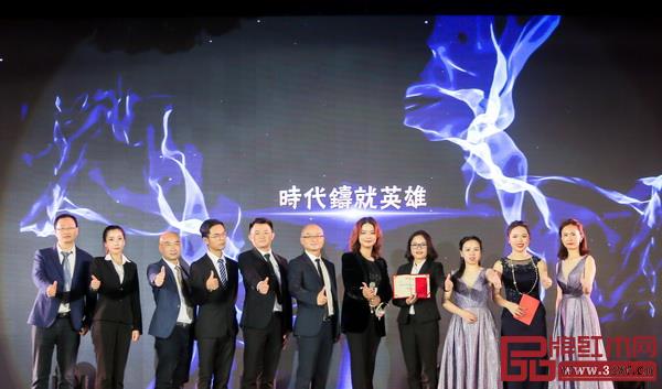 戴为红木董事总经理翁肖尤（右五）颁发征文比赛奖