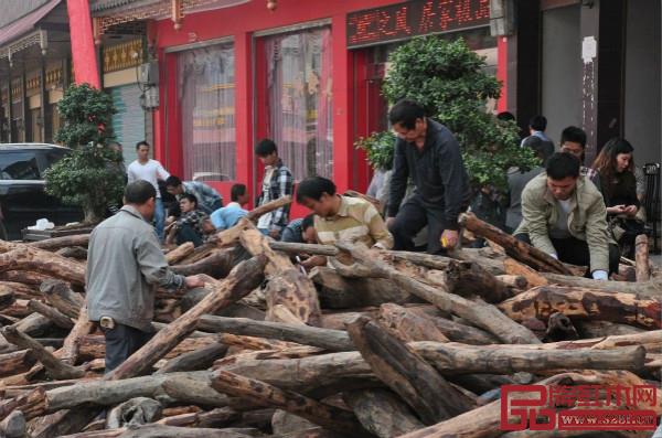 2013年，仙游街上都是抢着挑选木头的人