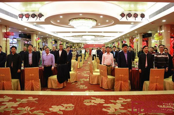 五华红木家具协会春茗晚会开始前,全场唱国歌 五华红木家具协会春茗晚会开始前,全场唱国歌