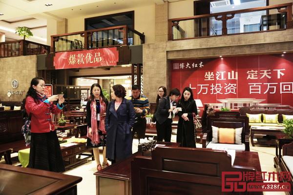经销商在博大家具展厅参观挑选 经销商在博大家具展厅参观挑选