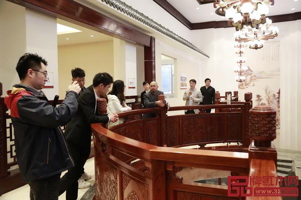 国方家居技术总监陈正民(右三)为经销商介绍“红木整装” 国方家居技术总监陈正民(右三)为经销商介绍“红木整装”