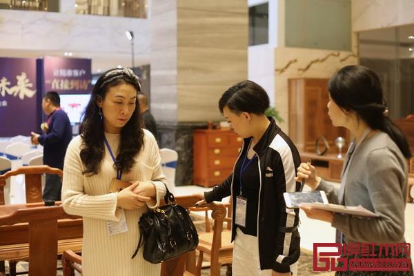 经销商在金隆红木参观挑选 经销商在金隆红木参观挑选