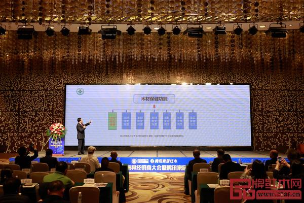 李凯夫研究木材保健功能10多年,并与现场嘉宾分享了自己的心得 李凯夫研究木材保健功能10多年,并与现场嘉宾分享了自己的心得