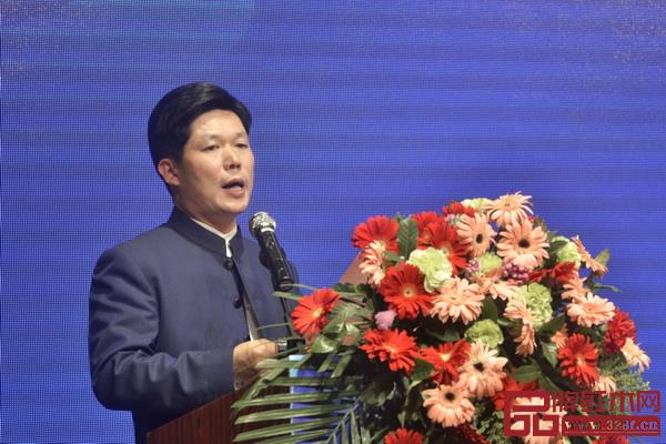 全联艺术红木家具专业委员会主席团主席代表、五华红木家具协会会长、东成红木董事长张锡复代表主承办单位在答谢晚宴上致辞 全联艺术红木家具专业委员会主席团主席代表、五华红木家具协会会长、东成红木董事长张锡复代表主承办单位在答谢晚宴上致辞