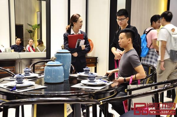 戴为展厅里参观者体验家具 戴为展厅里参观者体验家具