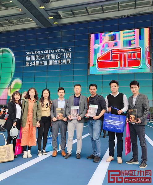 《品牌红木》团队携最新杂志亮相深圳家具展,传播行业资讯和红木文化 《品牌红木》团队携最新杂志亮相深圳家具展,传播行业资讯和红木文化