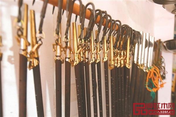 杆秤店里并排挂列的普通杆秤(图片来源:浙江在线) 杆秤店里并排挂列的普通杆秤(图片来源:浙江在线)