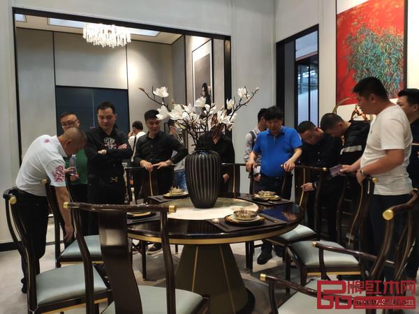 戴为展馆内客商纷纷为“戴为尤品”驻足 戴为展馆内客商纷纷为“戴为尤品”驻足