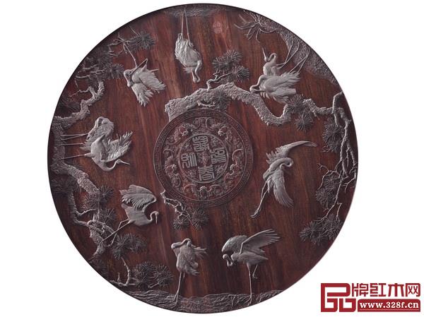  红木家具上的“松鹤延年”图案细节（深圳泰和园供图）