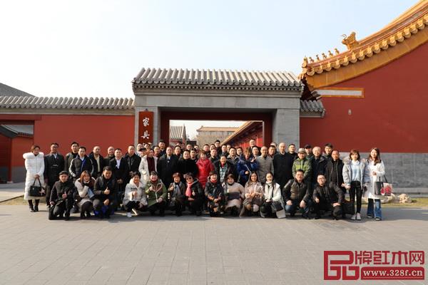 “中国顶级红木一日游”游学团在故宫家具馆前合影
