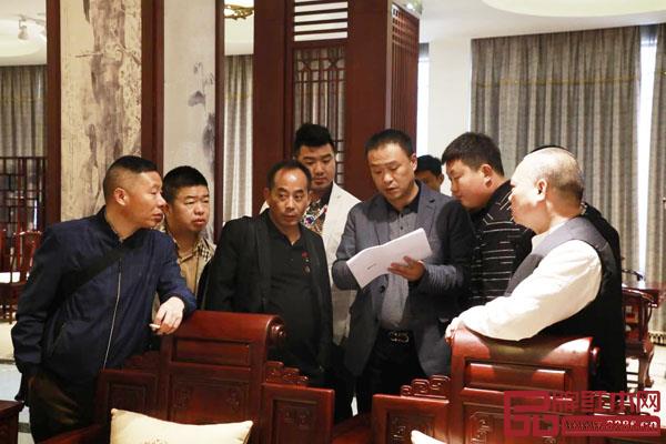 嘉宾们走进展厅实地感受恒达木业产品的魅力 嘉宾们走进展厅实地感受恒达木业产品的魅力