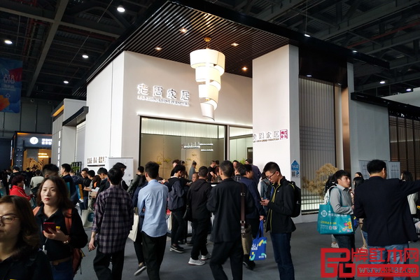 老周家居东莞展展馆前人流如织 老周家居东莞展展馆前人流如织