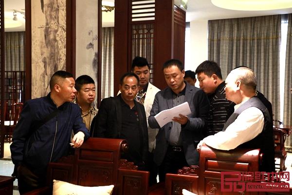 嘉宾们近距离感受恒达木业产品魅力 嘉宾们近距离感受恒达木业产品魅力