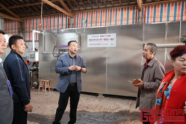 恒达木业董事长陈国良带领经销商深入了解工厂,展品牌实力 恒达木业董事长陈国良带领经销商深入了解工厂,展品牌实力