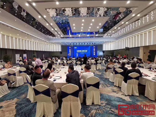 汉府家具特邀邵龙导师为经销商带来一场主题为“专卖店赢利思维”的培训课 汉府家具特邀邵龙导师为经销商带来一场主题为“专卖店赢利思维”的培训课
