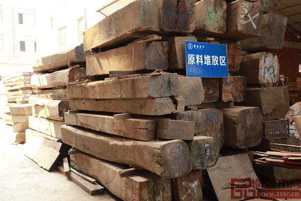 雅典红木带领广大经销商朋友们参观企业工厂 雅典红木带领广大经销商朋友们参观企业工厂