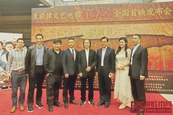中国木雕艺术大师、大清翰林品牌创始人吴腾飞(右四)与电影主创团队合影留念 中国木雕艺术大师、大清翰林品牌创始人吴腾飞(右四)与电影主创团队合影留念