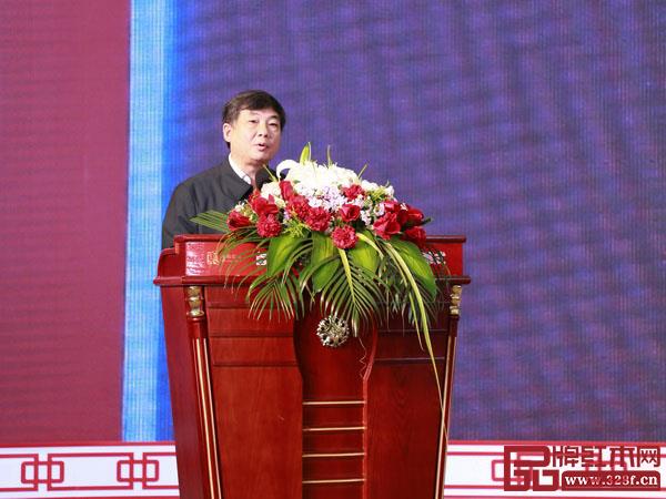 国家林业和草原局原总工程师、中国林产业联合会常务副会长封加平在首届中国红木家具展览会开幕式上宣读《关于组建“红木家具产业国家创新联盟”的决定》 国家林业和草原局原总工程师、中国林产业联合会常务副会长封加平在首届中国红木家具展览会开幕式上宣读《关于组建“红木家具产业国家创新联盟”的决定》